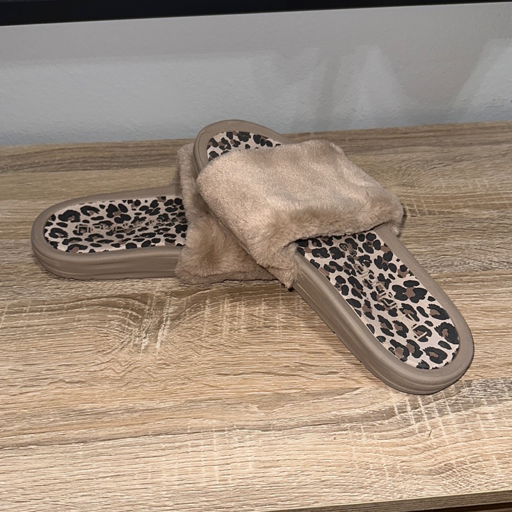 Hey Dude slides. Women’s size 8. Leopard print.